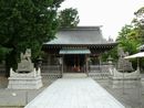 小浜神社参道石畳から見た拝殿と石造狛犬