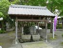 小浜神社境内に設けられた手水舎と手水鉢