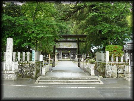 若狭姫神社境内の正面に設けられている石造社号標と神橋