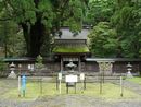 若狭姫神社旧拝殿跡越に見える神門と本殿