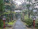 舟津神社参道沿いに設けられた石鳥居と燈篭と神橋