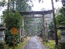 舟津神社参道にある木製大鳥居（福井県指定文化財）と石燈篭