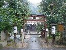 舟津神社境内にある木製赤鳥居（福井県指定文化財）と玉垣と提灯
