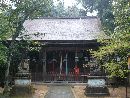 舟津神社本殿と正面に建立された石造狛犬