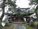 松阜神社参道石畳みから見た拝殿正面と石造狛犬