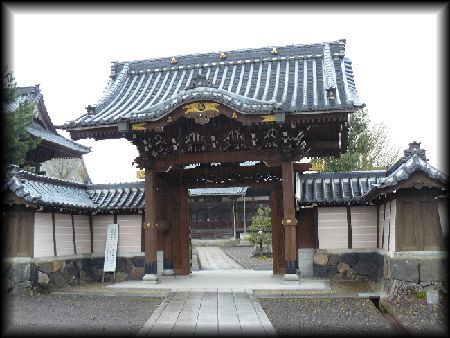 證誠寺境内正面に設けられた山門と築地塀