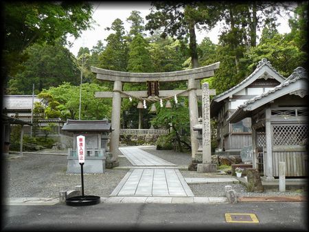 ���ꎡ�_�Ћ������ʂɐ݂���ꂽ�咹���ƐΑ��Ѝ��W