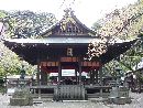 金崎宮拝殿正面と銅製燈篭