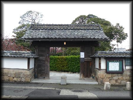 �^�莛�̋������ʂɐ݂���ꂽ�d���ȎR��