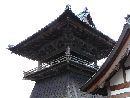 西福寺境内の石垣の上に設けられた鐘楼と梵鐘