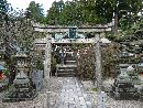 常宮神社参道石畳みから見た石鳥居と石燈篭