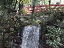 常宮神社境内に流れ落ちる滝