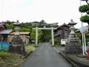 須部神社参道沿いに設けられた石鳥居と石燈篭