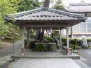 須部神社境内に設けられた手水舎と手水鉢