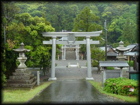 宇波西神社境内正面に設けられた大鳥居と石燈篭