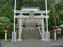 宇波西神社石鳥居越に見える拝殿