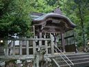 宇波西神社石段から見上げる本殿と石造狛犬と玉垣